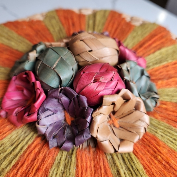 VINTAGE 70s BEAUTIFUL ACAPULCO WOVEN BASKET WITH LID & FLOWERS HAND CRAFTED - Picture 7 of 10